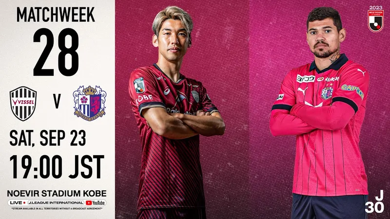 Cầu thủ của Vissel Kobe và Cerezo Osaka tranh chấp bóng trên sân